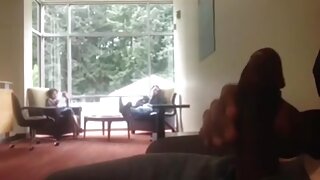 Blondinka žena v čudaški seks igri