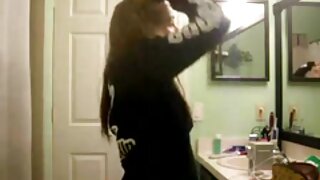 Osupljiva blondinka prsata Allie draži