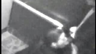 Piščanec se igra s svojim velikim vibratorjem