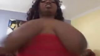 Pokanja njeno tesno pizo od blizu