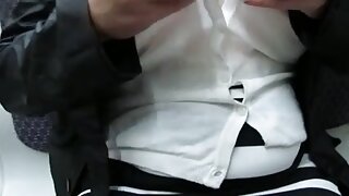 Luštka s sončnimi očali na kolenih