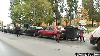 Maskiran tip, ki liže njeno muco