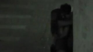 S prsti njeno muco na plaži