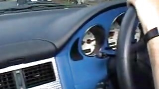 Gola blondinka na plaži