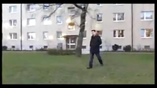 Babe v črnem in hottie v modrem sesati tiča