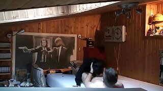 Dekle sesa trdo gred