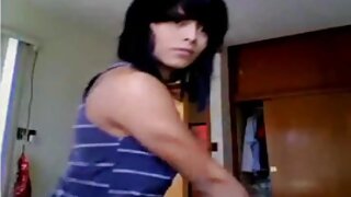 Rdečelaska z velikimi joški se igra s svojo igračo