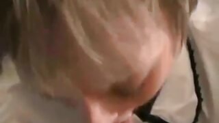 Rjavolaska se igra s seks igračo