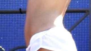 Sanjska blondinka v rožnatem masturbira in jebe.