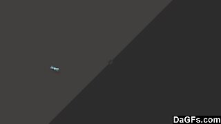 Tako lepa rjavolaska žena se v nedeljo zvečer, ko starši ven, na vročo jebeno vožnjo