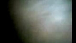 Zaobljena blondinka gola in pozira