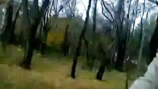 Babe z velikimi joški se boža in se igra z vibratorjem