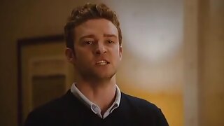 Dotikanje njene ebenovine muce