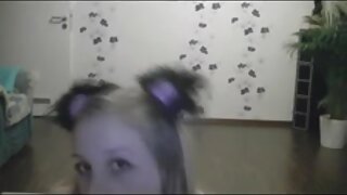 V tuš kabini vrtam svojo blondinko