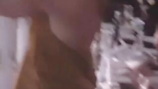 Simpatična punca dobi spermo na obraz in usta