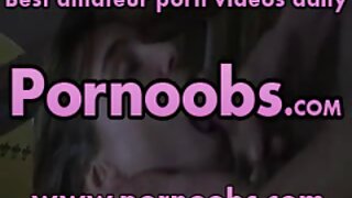 Dekle se zabava s seks igračami pred spletno kamero