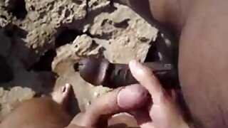 Moja igriva punca je sedela v kopalnici in sesala mojega tiča