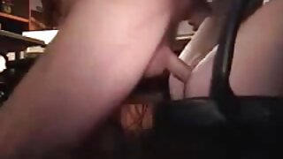 Očarljiva rjavolaska pozira pred kamero