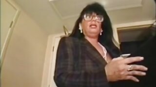 Babe masturbira svojo muco in jebe z vibratorjem na ogledalu