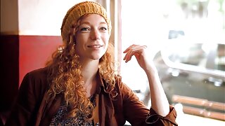 Gotski najstnik z rdečimi ustnicami analiziran