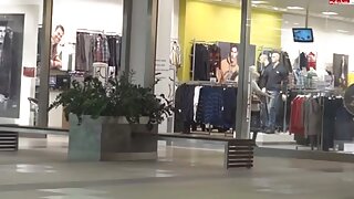 Seksi najstniki se napijejo in se slečejo