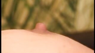 MILF z velikimi prsmi se mi gaga na tiča