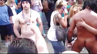 Tip se zabava z bradavico svoje deklice