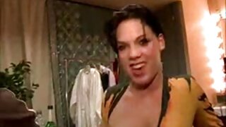 Čudovito dekle z očali sesa velikega tiča