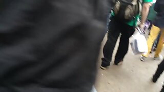 Japonska beba s spletno kamero z masko se igra s kuhačem