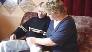 Lepa blondinka najstnica na kolenih