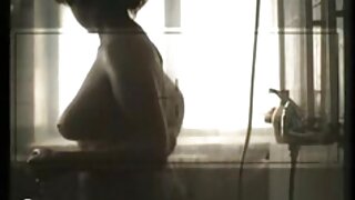 Naravne joške se pokažejo iz seksi steznika