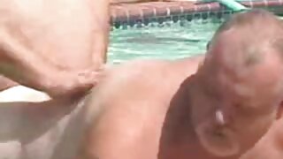 Mlado dekle boža svoje telo pred spletno kamero