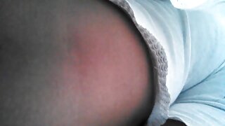 Študij babe masturbira v kadi