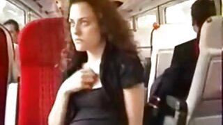 Blondinka sesa tiča