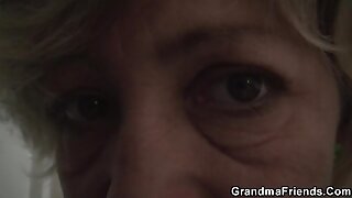 Babe se igra z njeno muco