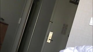 Babe zajebava sama jajčevca in se ukvarja s pestjo muco