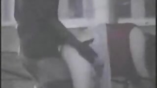 Najstnica se zajebava z glavnikom