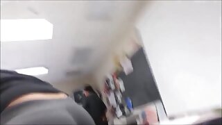 Prsata blondinka piha tiča