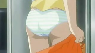 Žena z velikimi naravnimi joški daje blowjob