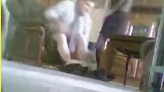 Svojega tiča zataknem globoko v njeno mlado telo!