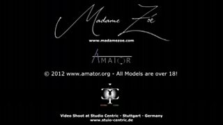 Petite med se igra s svojimi spodnjicami