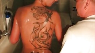 Rjavolaska z igrivimi joški se boža in jebe z velikim dildom