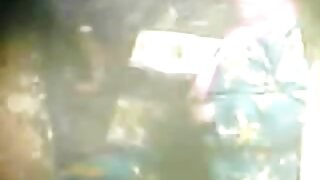 Blondinka se razgali za spletno kamero