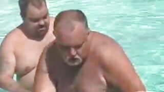 Mož je posnel video njeno tako lepo blond ženo na prostem z vibratorjem v rit