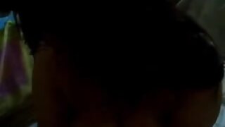 Milf sesa tiča, medtem ko vozi dildo