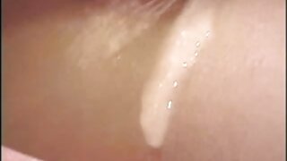 Seksi rjavolaska prereže svojo špranjo z vibratorjem