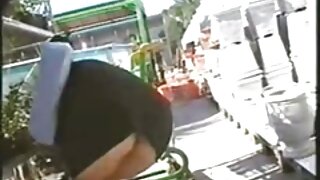 Blondinka sesa tiča in seksa v dnevni sobi